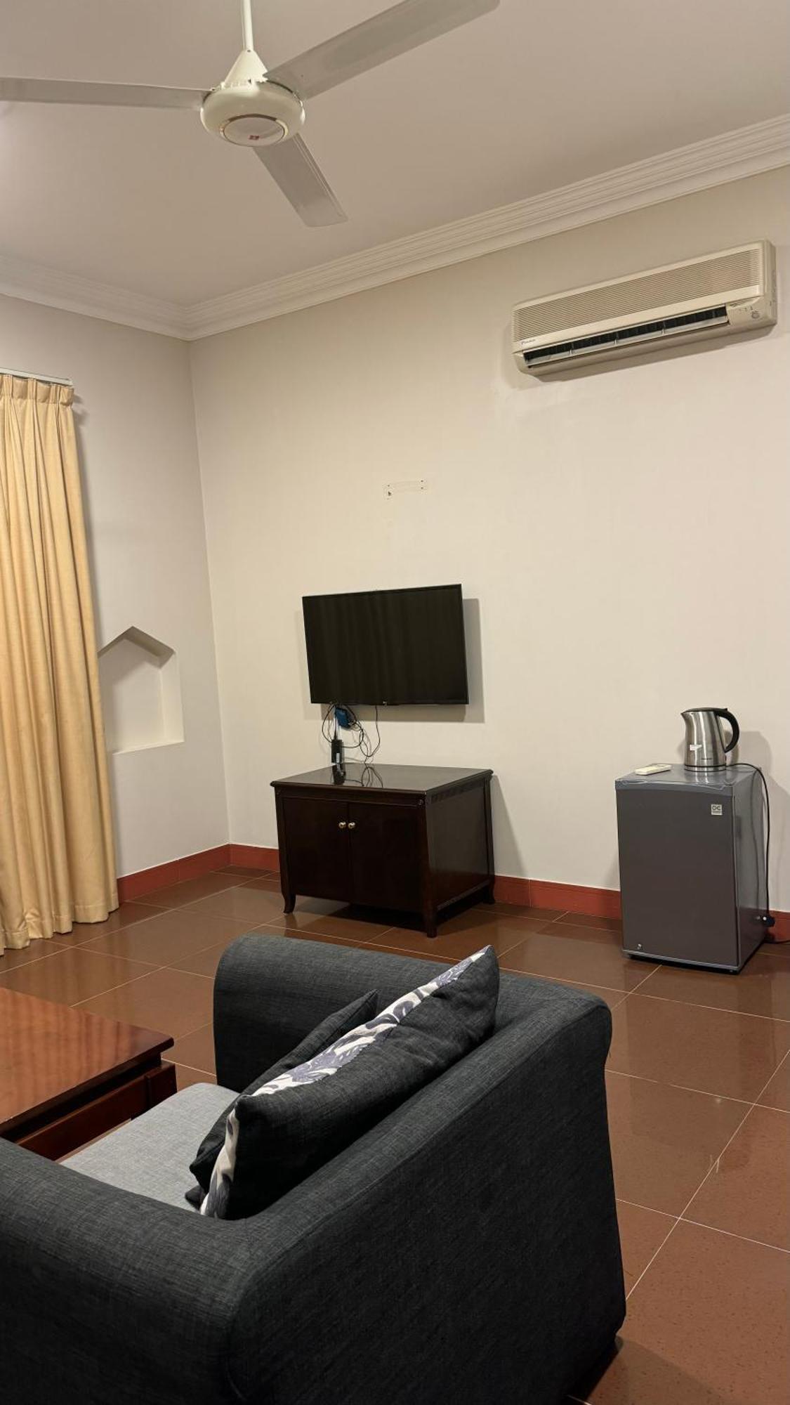 Gulf Crown Hotel Apartment Seeb Dış mekan fotoğraf